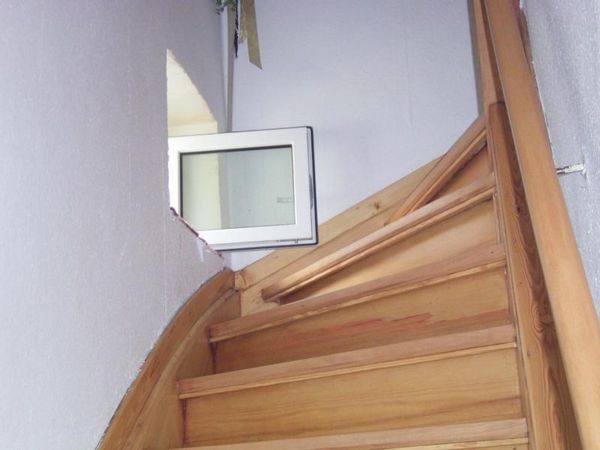 Katzendach: durch dieses Fenster führt der Weg